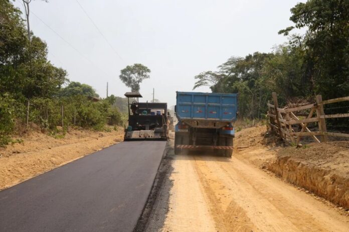 Prefeitura de Manaus inicia pavimentação no ramal do Pedreiras, melhorando acesso à zona rural