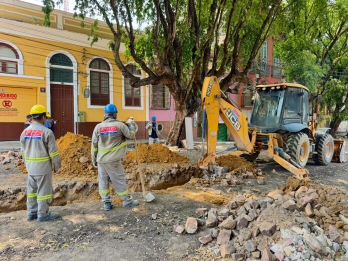 Obras na Rua Ferreira Pena, em Manaus, entram em nova fase com escavações após aprovação do Iphan