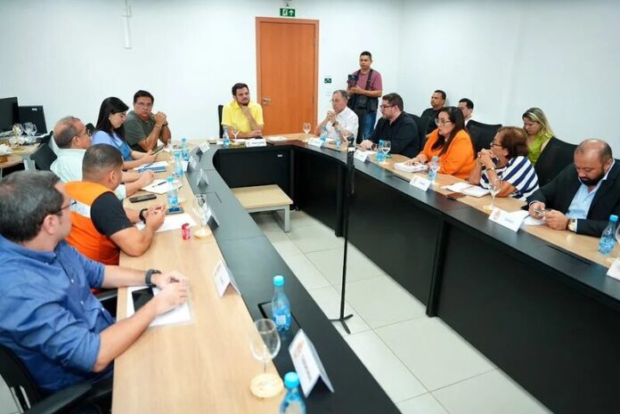 Manaus em estado de atenção: Prefeito Renato Junior reúne comitê para combater fumaça de queimadas