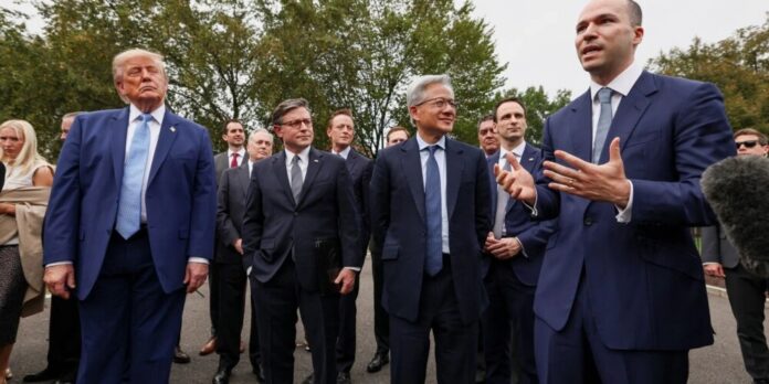 Trump assina ordem para chamar IA de 'superinteligência' e big techs anunciam autorregulação